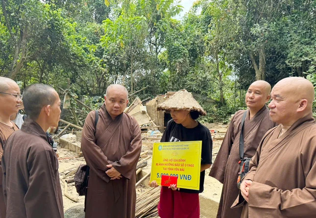 Chư tôn đức đoàn Ban Trị sự GHPGVN Q.10 thăm hỏi đến người dân