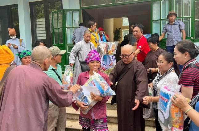 Ấm lòng trước sự quan tâm của chư tôn đức Tăng Ni và đại diện MTTQVN, Hội Chữ thập đỏ Q.Gò Vấp