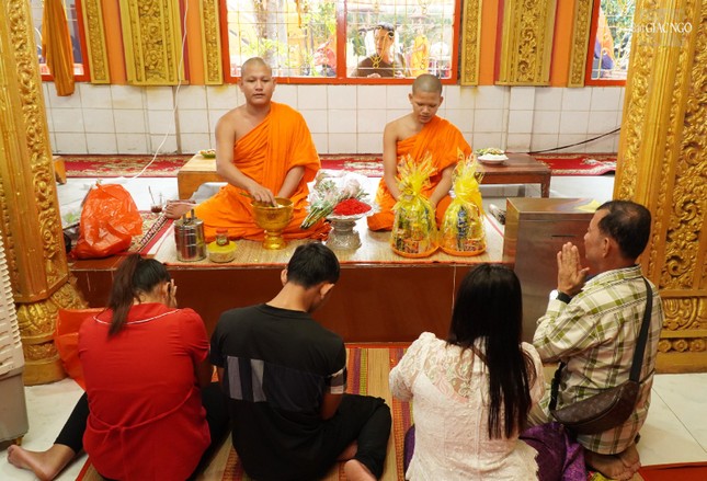 Bà con Khmer dâng vật phẩm đến chư Tăng