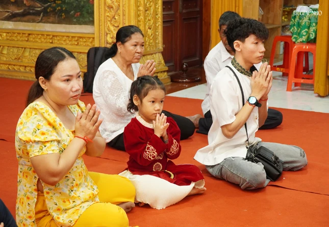 Nhiều em bé theo mẹ về dự lễ Sen Đôn-ta