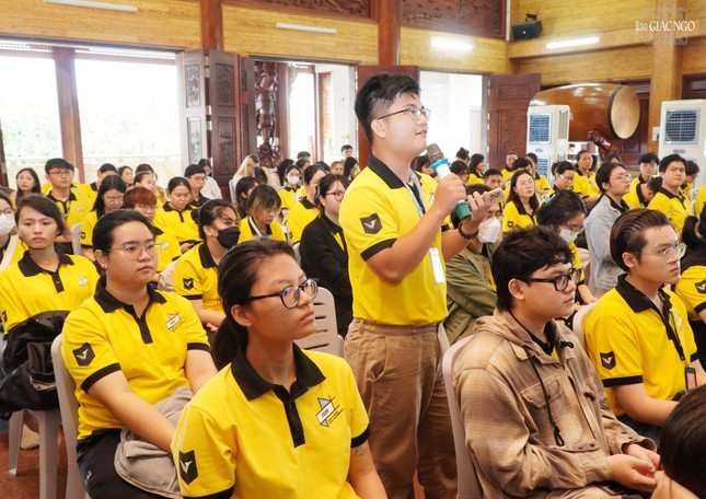 Sinh viên đặt câu hỏi