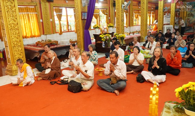 Phật tử lễ bái Tam bảo