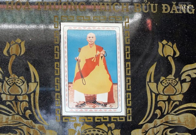Di ảnh Hòa thượng Thích Bửu Đăng tại bảo tháp tưởng niệm trong khuôn viên chùa Linh Sơn Hải Hội (Q.Gò Vấp)