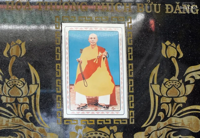 Di ảnh Hòa thượng Thích Bửu Đăng tại bảo tháp tưởng niệm trong khuôn viên chùa Linh Sơn Hải Hội (Q.Gò Vấp)