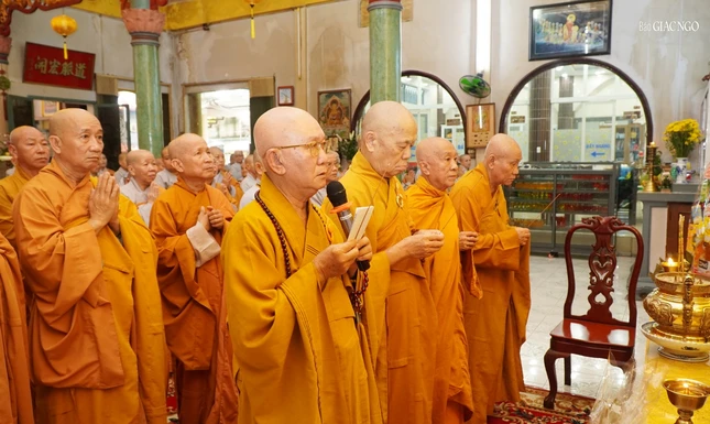 Chư tôn đức chứng minh dâng hương tưởng niệm