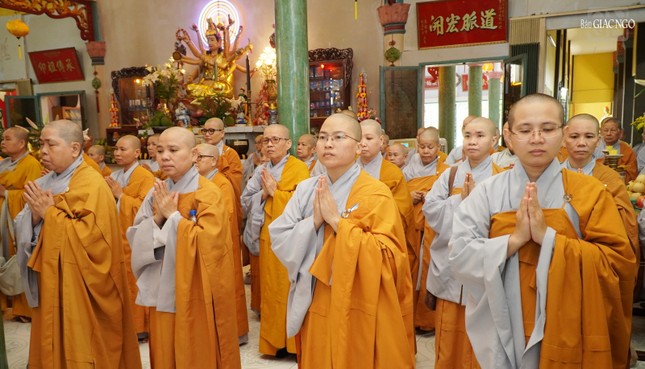 Chư Ni thành kính tưởng niệm