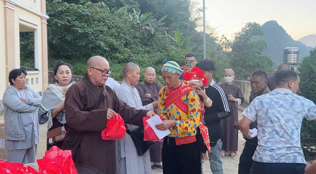 Quà tặng là tiền mặt cùng thuốc và dầu xoa