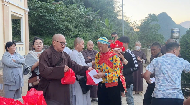 Quà tặng là tiền mặt cùng thuốc và dầu xoa