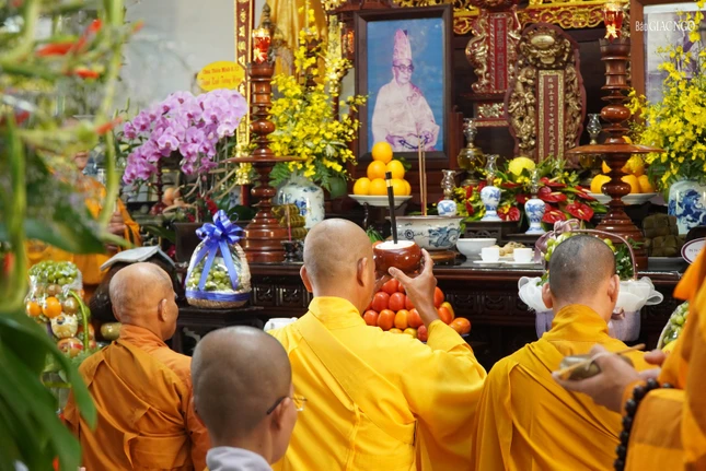 Môn đồ đệ tử dâng phạn thực cúng dường