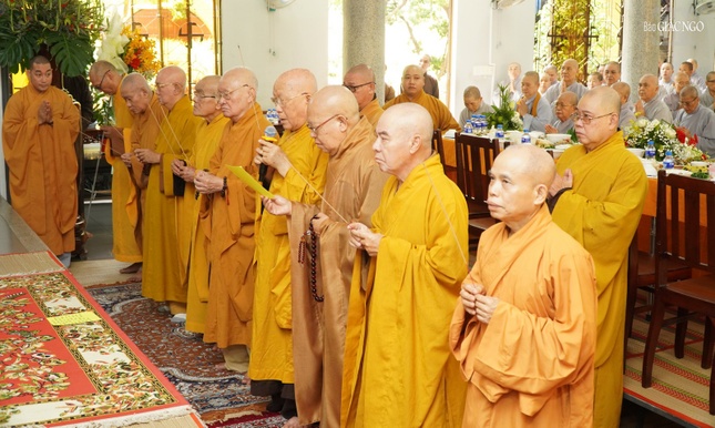 Chư tôn giáo phẩm dâng hương tưởng niệm Trưởng lão Hòa thượng Thích Định Quang