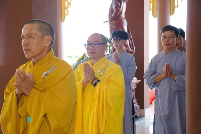 Chư tôn đức hướng dẫn thiền hành