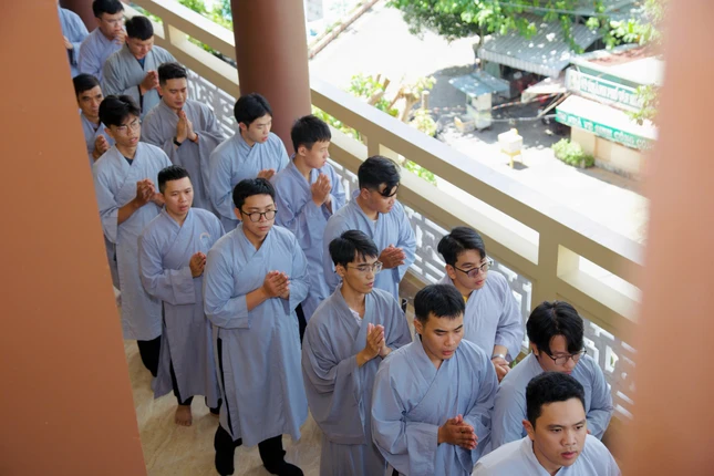 Gần 200 huynh trưởng, đoàn sinh ngành Thanh - Thiếu Gia đình Phật tử TP.HCM tu Bát quan trai tại chùa Thiên Chánh