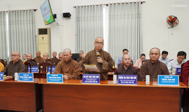 Đại đức Thích Thiện Châu, Phó Thường trực Ban Trị sự GHPGVN Q.3 phát biểu tại buổi giao lưu, trao đổi với các vị chức sắc, chức việc các tôn giáo trên địa bàn Q.3