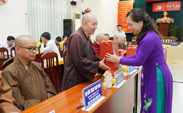 Thượng tọa Thích Thiện Bửu, Trưởng ban Trị sự GHPGVN Q.3 nhận quà lưu niệm, tri ân của lãnh đạo Q.3 đối với sự quan tâm, hỗ trợ, đồng hành của các vị chức sắc, chức việc các tôn giáo trên địa bàn quận