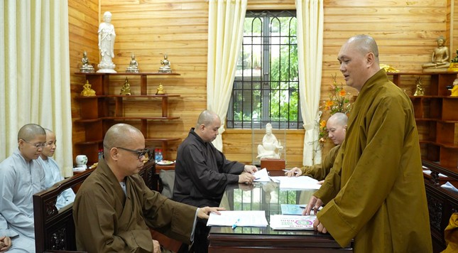 Thượng tọa Thích Thiện Chơn, Phó ban kiêm Chánh Thư ký Ban Giáo dục Phật giáo TP.HCM, Chủ nhiệm Lớp Sơ cấp Phật học Q.3 - Ảnh: Công Minh