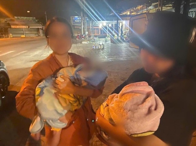 Cơ quan công an hỗ trợ để hai người mẹ đưa con gởi nơi đây về địa phương theo nguyện vọng - Ảnh: Công an P.Hiệp Thành