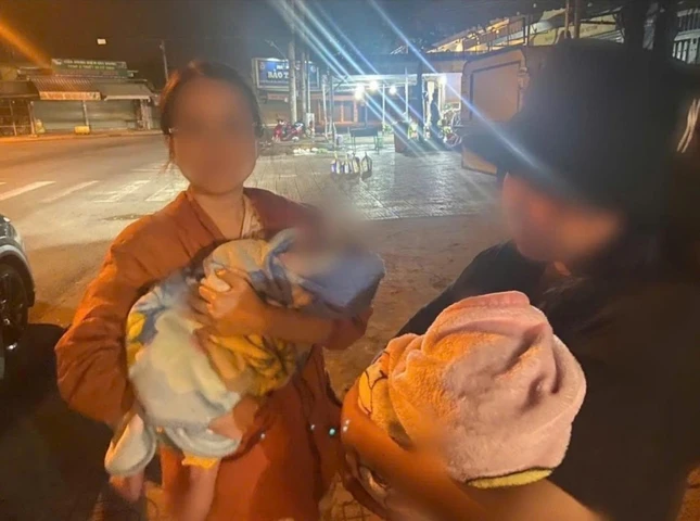 Cơ quan công an hỗ trợ để hai người mẹ đưa con gởi nơi đây về địa phương theo nguyện vọng - Ảnh: Công an P.Hiệp Thành