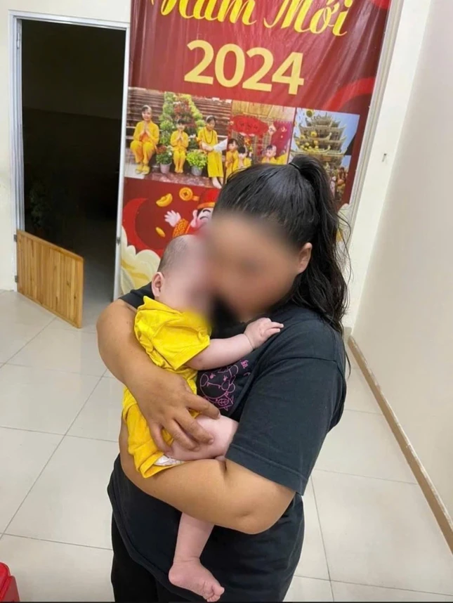 Chị T. (31 tuổi, quê Tây Ninh) nhận lại con tại mái ấm tình thương Quan Âm - Ảnh: Công an P.Hiệp Thành