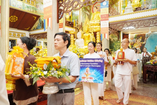 Nhiễu Phật ba vòng Nhiễu Phật ba vòng