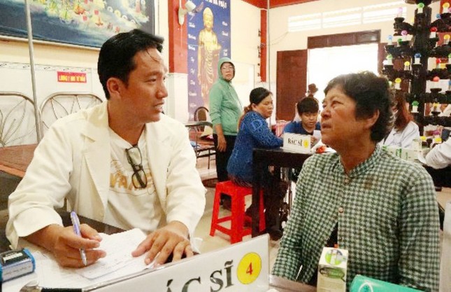 Bác sĩ khám bệnh cho người dân địa phương
