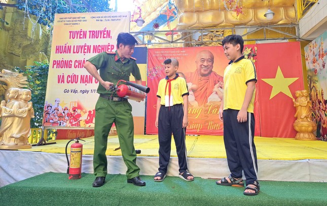 Các em học sinh lớp học tình thương chùa Kỳ Quang thực hành ứng phó với các tình huống khi có cháy, nổ xảy ra