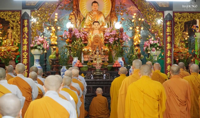 Buổi tập trung sám tụng Bồ-tát giới của chư Tăng Ni tại chùa Huỳnh Kim Buổi tập trung sám tụng Bồ-tát giới của chư Tăng Ni tại chùa Huỳnh Kim