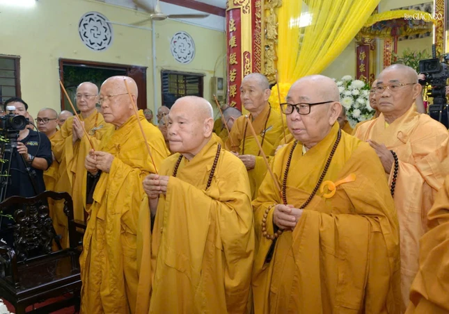 Chư vị Trưởng lão cầu nguyện