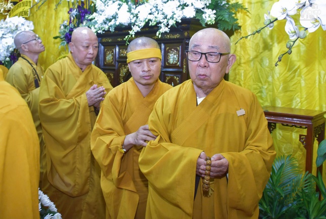 Trưởng lão Hòa thượng Thích Như Tín, Ủy viên Thường trực Hội đồng Chứng minh, Chứng minh Ban Trị sự GHPGVN TP.HCM nhiễu hữu kim quan