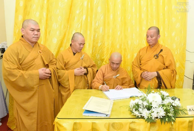 Thượng tọa Thích Tâm Chơn, Trưởng ban Trị sự GHPGVN Q.Bình Thạnh ký sổ tang lưu niệm