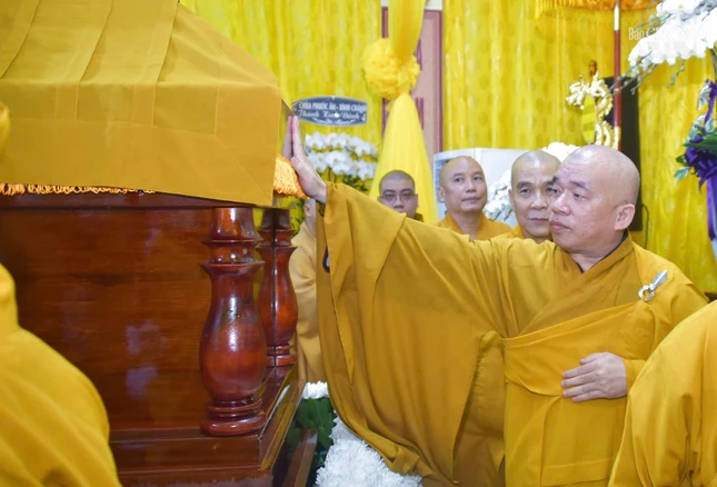 Thượng tọa Thích Nhật Thiện, Trưởng ban Trị sự GHPGVN Q.10 tiễn biệt vị thầy khả kính