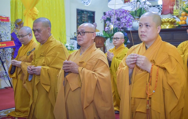 Chư Tăng chùa Phật học Xá Lợi thành kính dâng hương tưởng niệm Trưởng lão Hòa thượng Thích Tịnh Hạnh