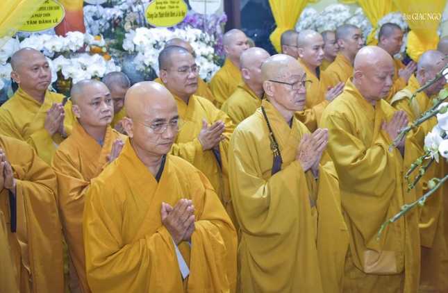 Chư tôn đức tụng thời kinh ngắn tưởng niệm Trưởng lão Hòa thượng Thích Tịnh Hạnh