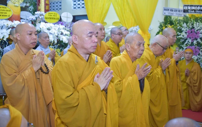 Thành kính thắp nén tâm hương tưởng niệm