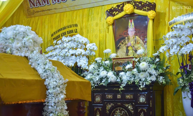 Di ảnh và kim quan Trưởng lão Hòa thượng Thích Tịnh Hạnh