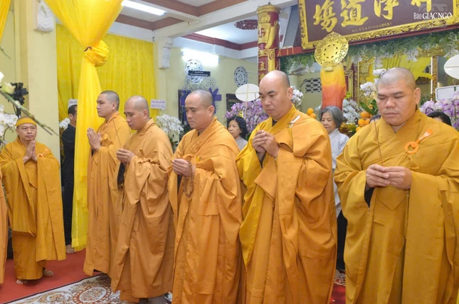 Chư tôn đức lãnh đạo, biên tập, phóng viên và nhân viên các phòng, ban Báo Giác Ngộ dâng hương tưởng niệm