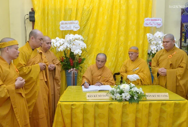 Thượng tọa Thích Tâm Hải, Tổng Biên tập Báo Giác Ngộ ghi sổ tang phân ưu cùng môn đồ pháp quyến