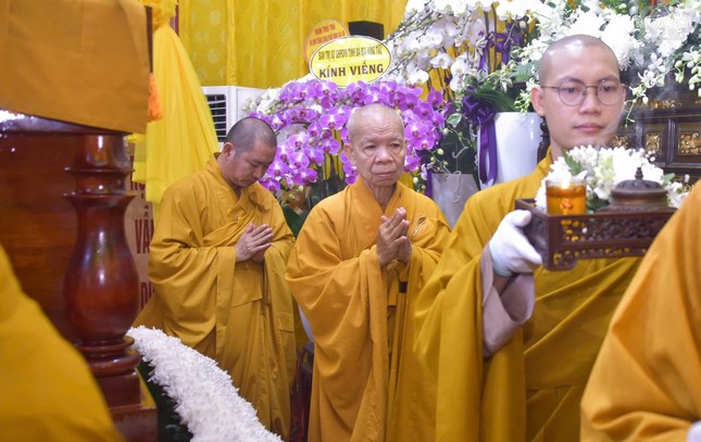 Đoàn Ban Trị sự GHPGVN tỉnh Sóc Trăng do Hòa thượng Thích Thiện Thạnh, Phó Trưởng ban Thường trực Ban Trị sự, Trưởng ban Tăng sự Phật giáo tỉnh, cùng thành viên đoàn nhiễu hữu kim quan, tri ân công đức Trưởng lão Hòa thượng đóng góp cho Phật giáo