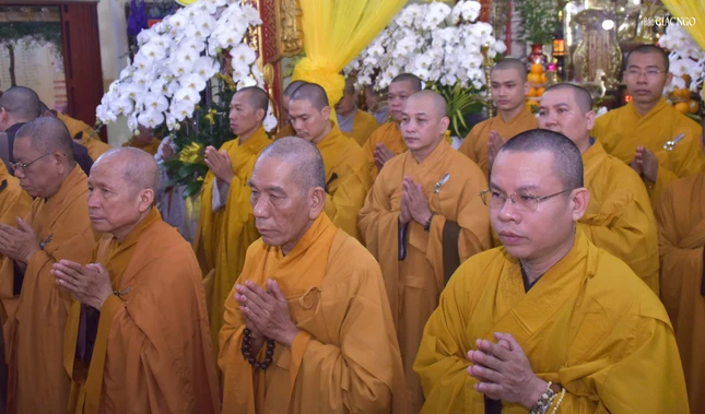 Thượng tọa Thích Giác Trí, Trưởng ban Trị sự GHPGVN Q.Gò Vấp, cùng Tăng Ni quận thành kính tưởng niệm