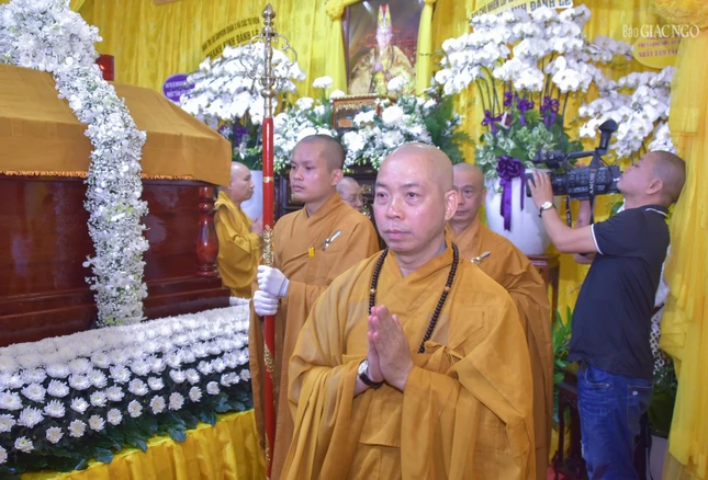 Thành kính tiễn biệt vị giáo phẩm khả kính