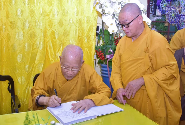 Trưởng lão Hòa thượng Thích Như Niệm ghi sổ tang phân ưu cùng môn đồ pháp quyến