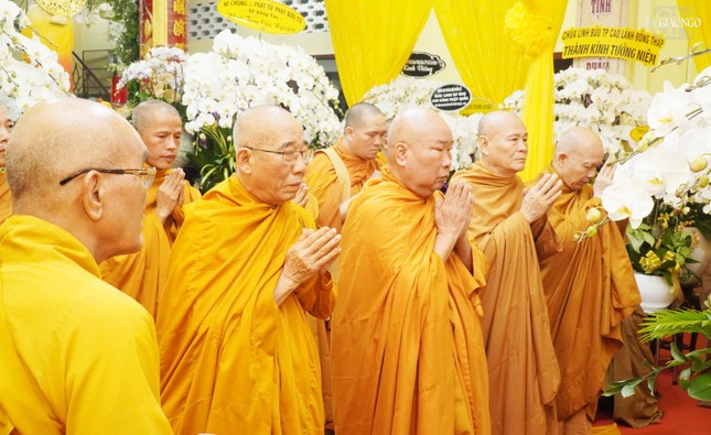 Chư tôn đức hệ phái Khất sĩ viếng tang Trưởng lão Hòa thượng Thích Tịnh Hạnh