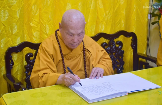 Trưởng lão Hòa thượng Thích Thiện Nhơn ký số tang