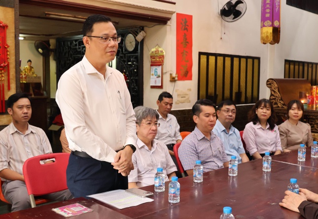 Ông Cao Sơn Yên, Phó Bí thư Thường trực Quận ủy Q.5 chúc mừng đến chư tôn đức Tăng Ni Ban Trị sự GHPGVN Q.5