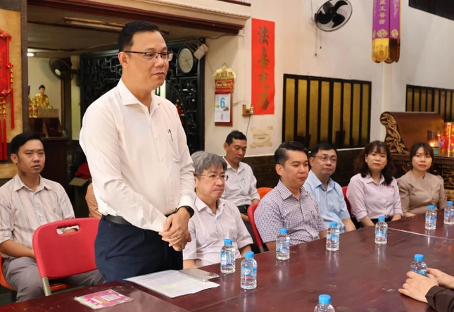 Ông Cao Sơn Yên, Phó Bí thư Thường trực Quận ủy Q.5 chúc mừng đến chư tôn đức Tăng Ni Ban Trị sự GHPGVN Q.5