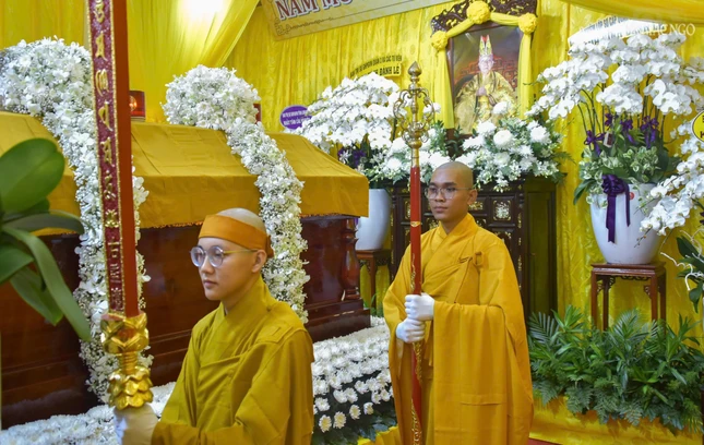 Kim quan Trưởng lão Hòa thượng