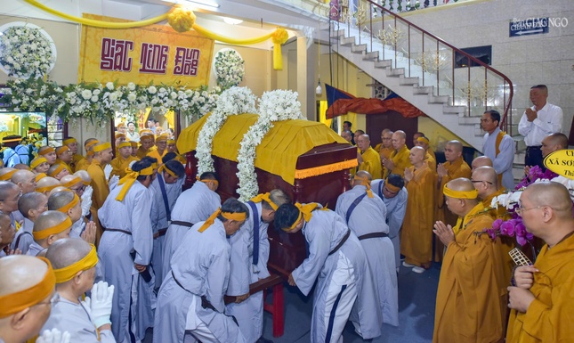 Cung thỉnh kim quan rời lễ đường