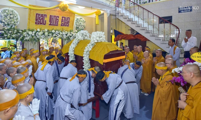 Cung thỉnh kim quan rời lễ đường