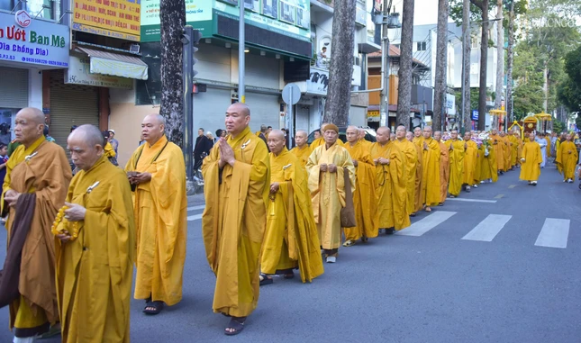 Chư Tăng tiễn đưa vị giáo phẩm