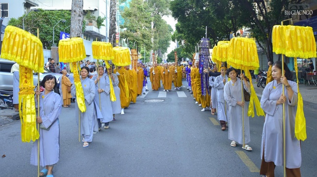 Đoàn nghi lễ trên đường Cao Thắng