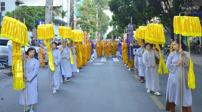 Đoàn nghi lễ trên đường Cao Thắng